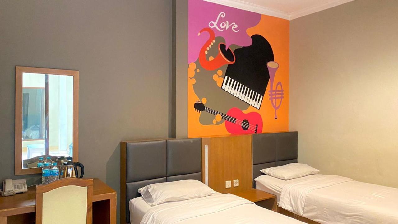 Votel Viure Hotel Jogjakarta Maguwo Exterior photo