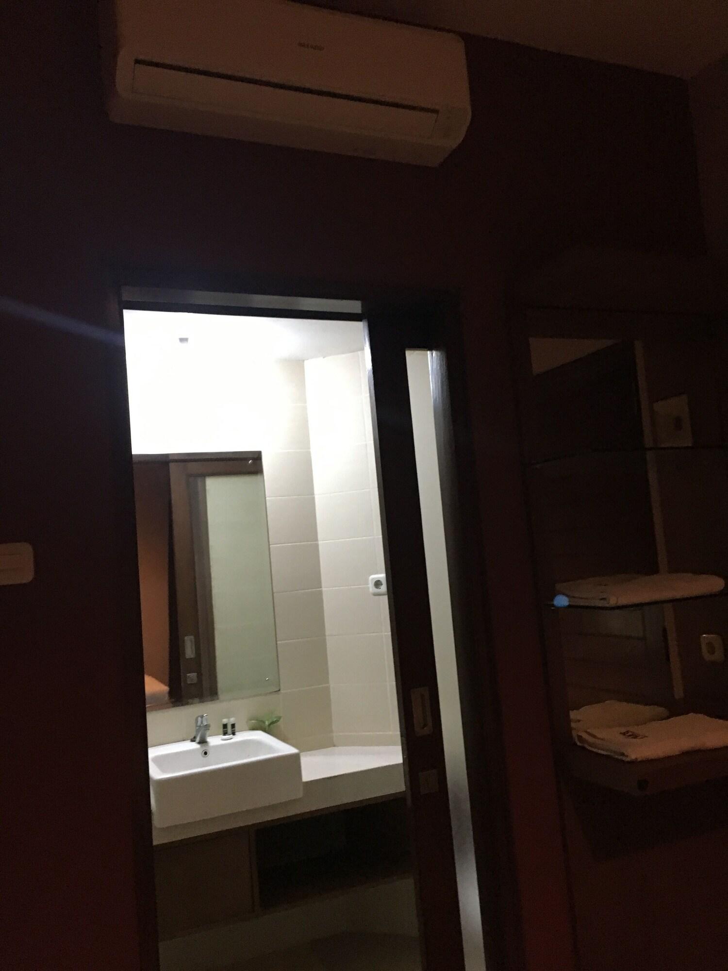 Votel Viure Hotel Jogjakarta Maguwo Exterior photo