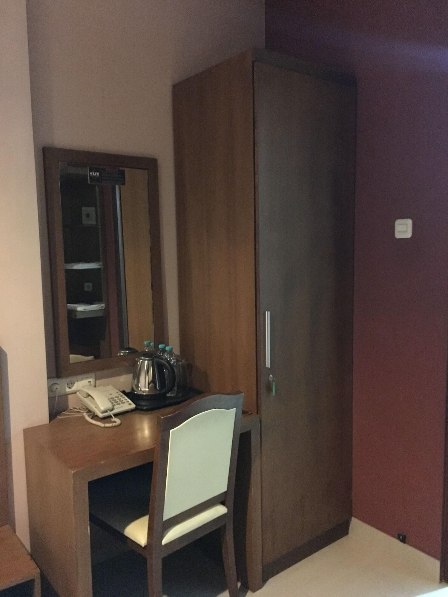 Votel Viure Hotel Jogjakarta Maguwo Exterior photo