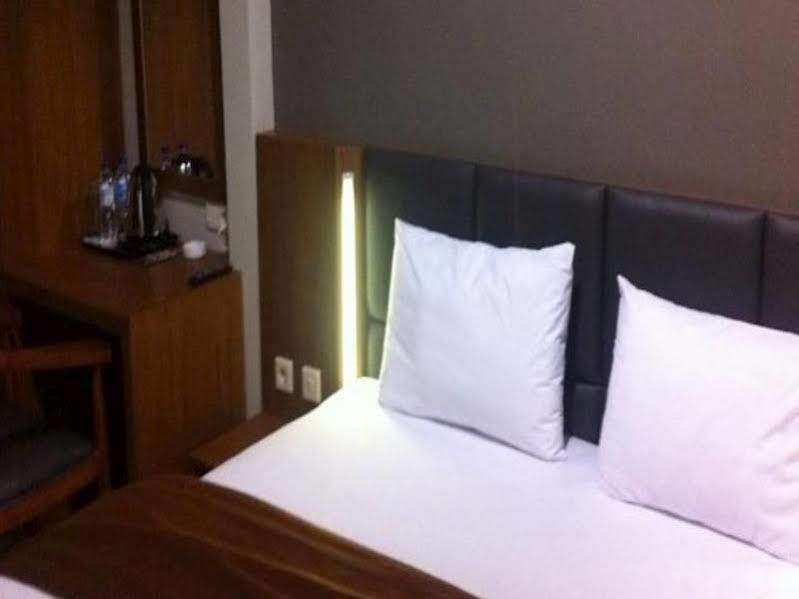 Votel Viure Hotel Jogjakarta Maguwo Exterior photo