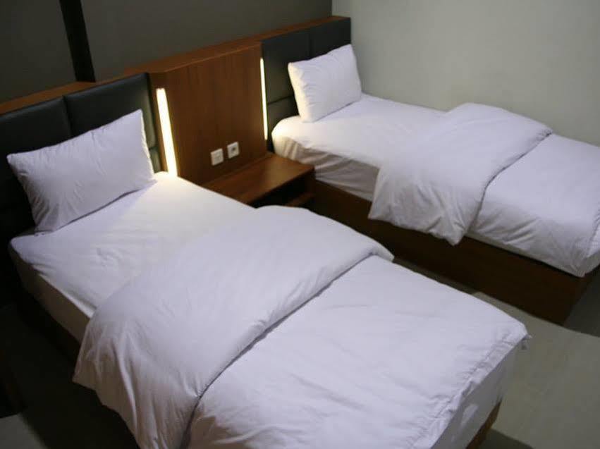 Votel Viure Hotel Jogjakarta Maguwo Exterior photo